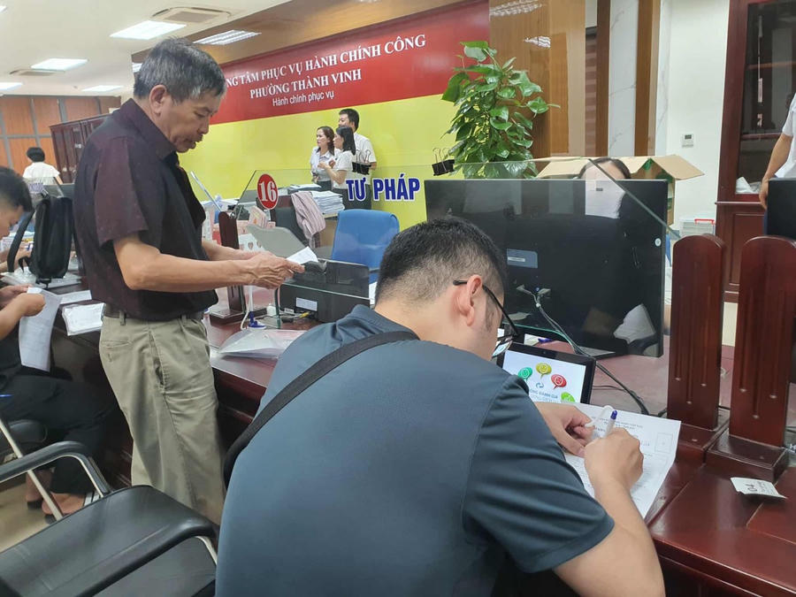 Người dân thuận lợi trong các giao dịch hồ sơ tại Trung tâm Hành chính công phường Thành Vinh, tỉnh Nghệ An.
Công dân được hướng dẫn tận tình trong quá trình giao dịch.
Công dân Đậu Đức Sơn phấn khởi khi giao dịch tại Trung tâm phục vụ hành chính công phường Thành Vinh.
Công dân được hướng dẫn tận tình trong quá trình giao dịch.
Công dân Đậu Đức Sơn phấn khởi khi giao dịch tại Trung tâm phục vụ hành chính công phường Thành Vinh.
Công dân Đậu Đức Sơn phấn khởi khi giao dịch tại Trung tâm phục vụ hành chính công phường Thành Vinh.