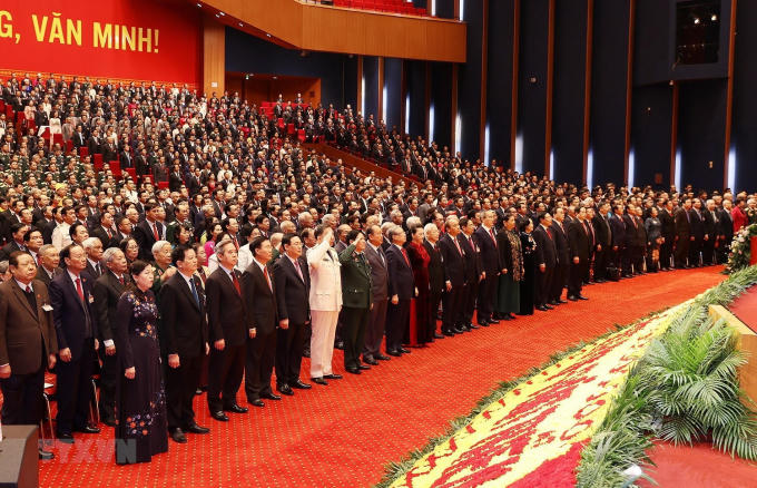 Các đại biểu thực hiện nghi thức chào cờ. (Ảnh: TTXVN)
