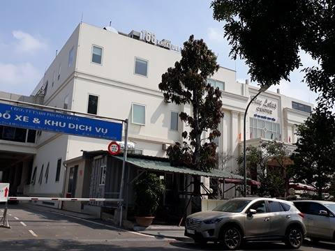 Phía sau được xây dựng lên thành 3 tầng.