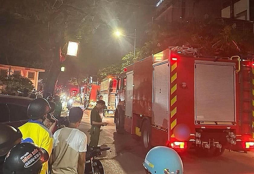 Lực lượng chức năng có mặt tại hiện trường vụ hỏa hoạn tại thời điểm xảy ra vụ cháy.