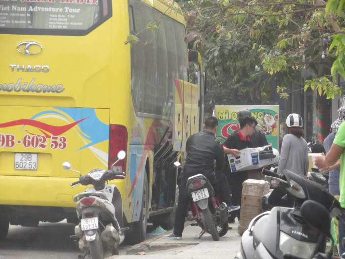 Một địa điểm trả hàng "quen" của nhà xe Hưng Thành thuộc tuyến đường Dương Văn An, thành phố Huế. (Ảnh chụp sáng 29/3)