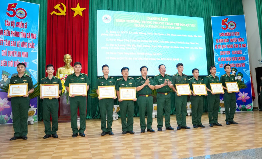 Đại tá Phạm Anh Chương - Chỉ huy trưởng BĐBP tỉnh và Đại tá Phạm Minh Giang - Chính ủy BĐBP Cà Mau (bên trái), tặng Giấy khen cho các cá nhân có thành tích tiêu biểu trong 6 tháng đầu năm 2025.