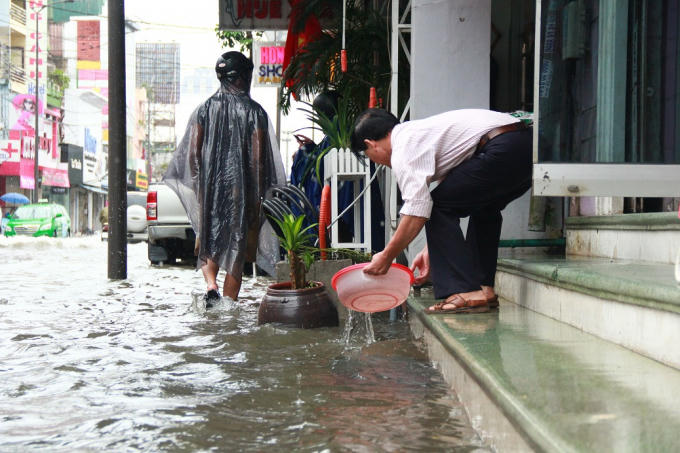 Nước ngập sau, nhiều hoạt đọng kinh buôn bán của người dân tạm dừng.