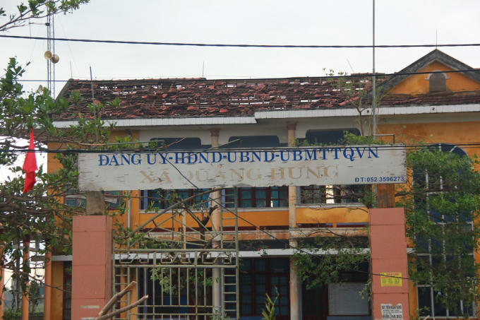 Trụ sở UBND xã Quảng Hưng, huyện Quảng Trạch bị tốc mái hoàn toàn.