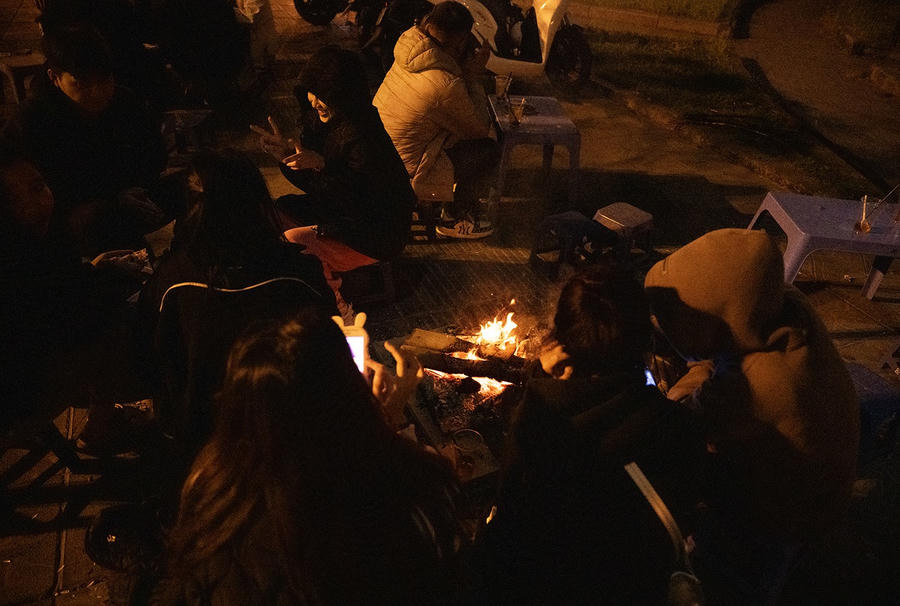 Càng về khuya, nhiệt độ càng giảm sâu khiến cảm giác rét buốt càng trở nên rõ rệt hơn.