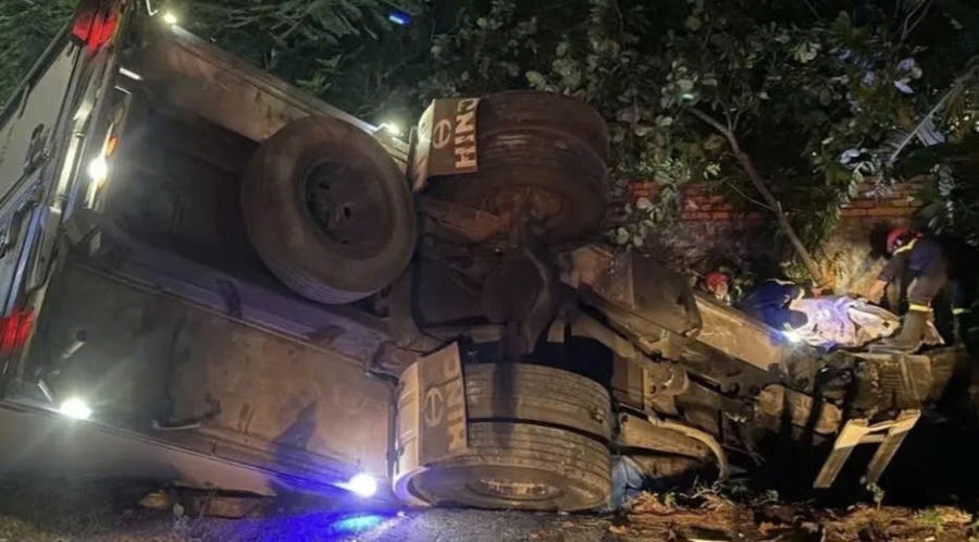 Hiện trường xe tải bị lật xuống hố sâu. (Ảnh: CS)