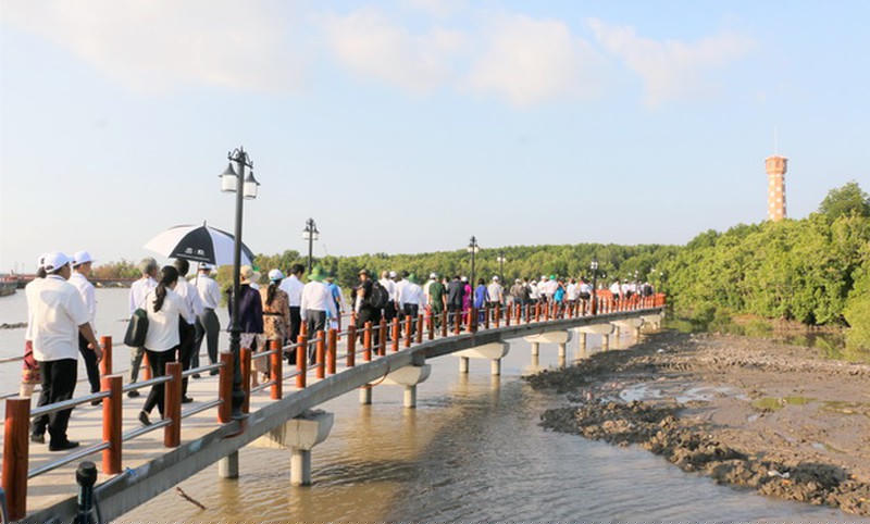 Đất Mũi ngày càng thu hút nhiều khách du lịch. 