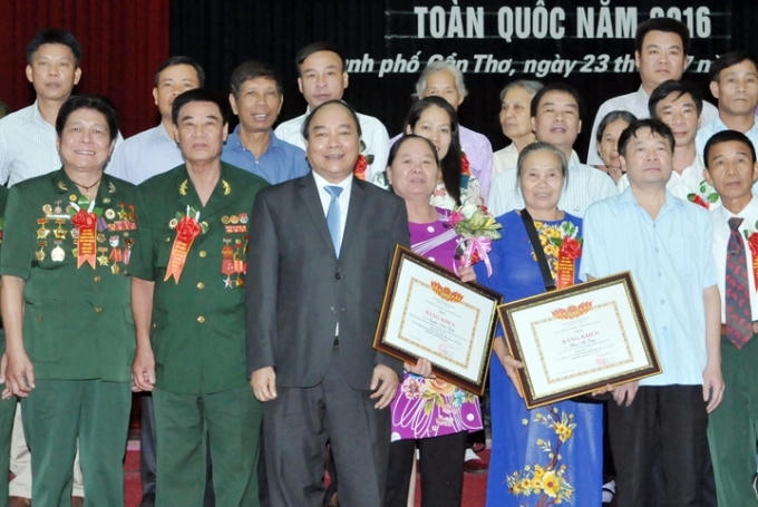 Thủ tướng Nguyễn Xuân Phúc với các đại biểu người có công với cách mạng tiêu biểu dự Hội nghị.