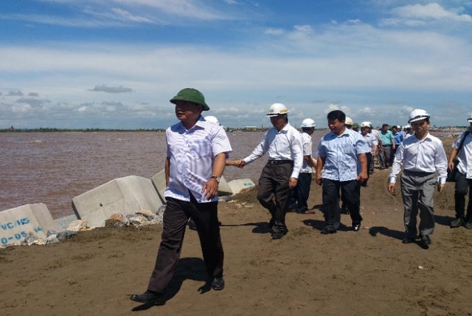 Bộ trưởng Đinh La Thăng trong một lần thị sát công trình.
