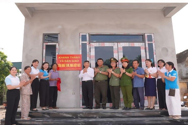 Ban phụ nữ Công an tỉnh phối hợp với Ngân hàng BIDV chi nhánh Bắc Hưng Yên tổ chức bàn giao nhà cho gia đình bà Trần Thị Bền, thôn Hoán Ái, xã Yên Mỹ, tỉnh Hưng Yên.