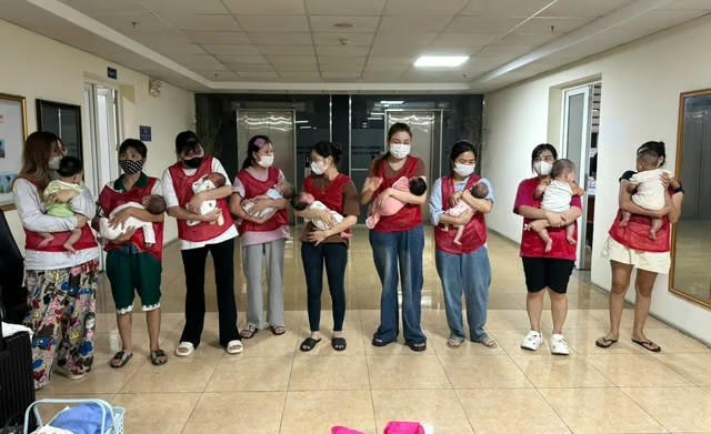 Các cháu bé được cơ quan công an giải cứu.