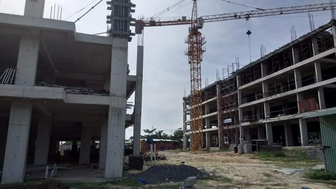 Giữa tháng 9/2017, công trường thi công block E1 và E2 còn ngổn ngang vật liệu, không thấy bóng dáng công nhân thi công trên công trường dù đã đến sát hạn hoàn thành.