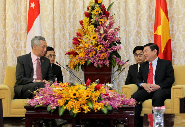 Chủ tịch UBND TP HCM Nguyễn Thành Phong trò chuyện cùng Thủ tướng Singapore.
