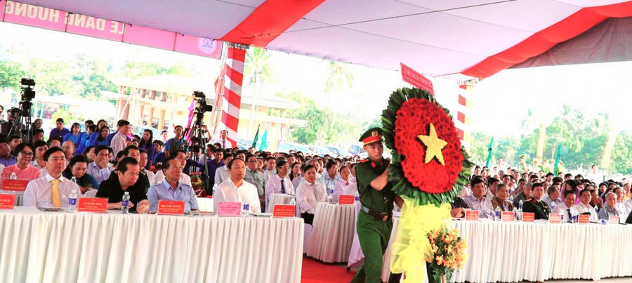 Dâng hoa tri ân Anh hùng Lực lượng vũ trang nhân dân Phan Thị Ràng.