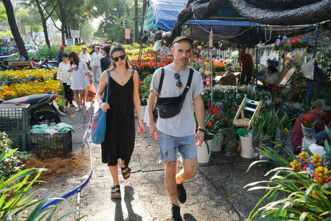 Người nước ngoài xuống phố dạo chơi ở chợ hoa xuân Công viên 23.9.