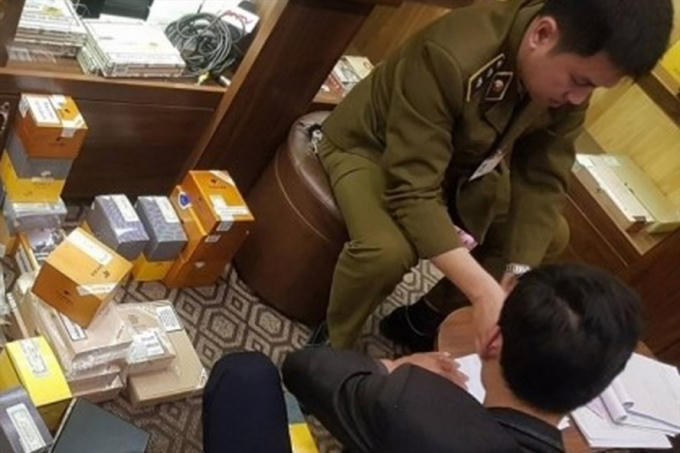 Cơ quan chức năng thu giữ gần 400 điếu xì gà không rõ nguồn gốc tại cửa hàng ở phố Trung Kính - Hà Nội. Ảnh: P.V
