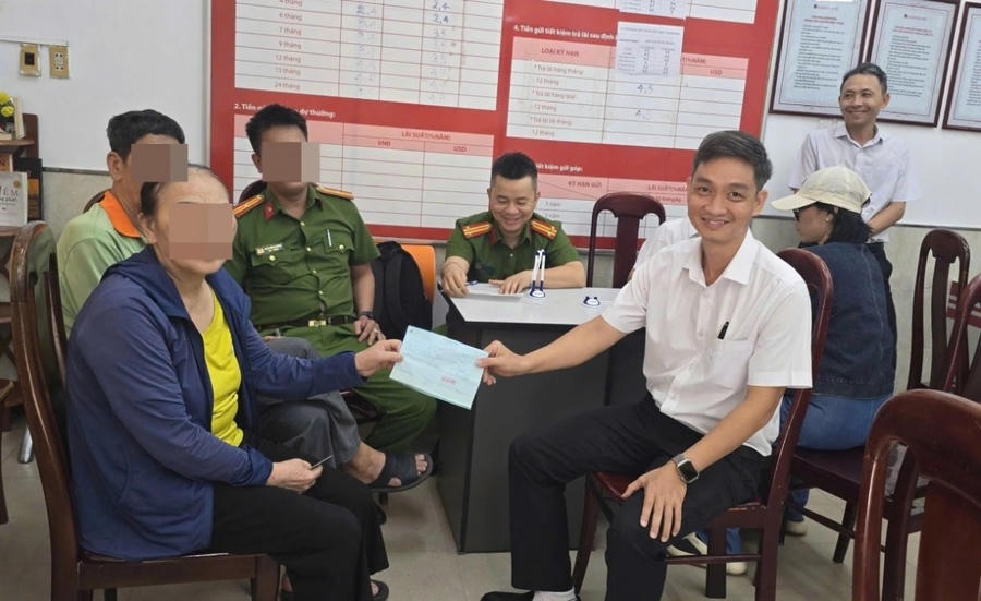Công an phường Cẩm Lệ, TP Đà Nẵng kịp thời ngăn chặn một người dân đến chuyển tiền cho đối tượng giả danh công an lừa đảo qua không gian mạng. (Ảnh: Công an TP Đà Nẵng)