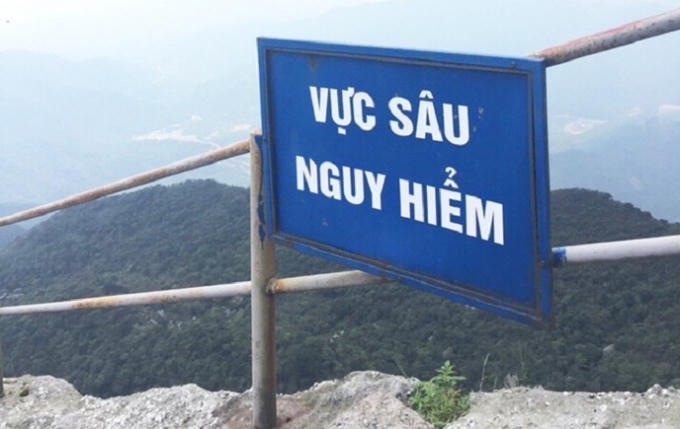 Nhiều du khách thiếu chú ý các điểm nguy hiểm có biển báo dẫn đến những vụ việc đáng tiếc.
