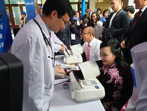 Bộ trưởng Bộ Y tế và HLV Park Hang-seo tham gia kiểm tra sức khoẻ tại Lễ phát động Chương trình Sức khoẻ Việt Nam.