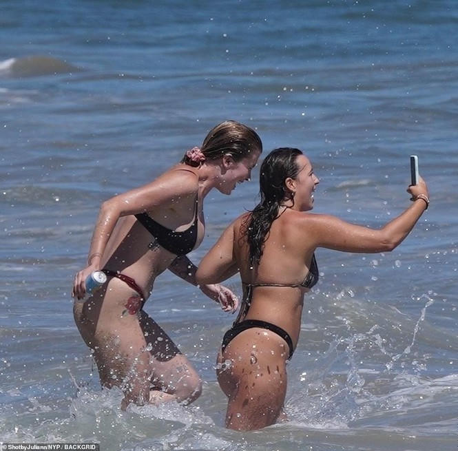 Mẫu 9x Ireland Baldwin 'thả thính' với bikini nhỏ xíu, siêu 'bốc lửa' ở biển - ảnh 14