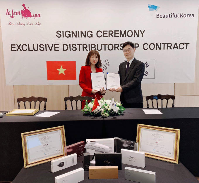 Vợ chồng &aacute; hậu Thanh Tuyền - Đỗ Minh Qu&acirc;n k&yacute; hợp đồng 10 tỷ tại H&agrave;n Quốc