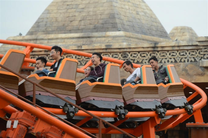 Có lẽ Dragon Park là công viên có nhiều trò chơi mạo hiểm nhất Việt Nam bởi ngoài bộ ba roaler coaster Phi long thần tốc, Theo dấu rồng thiêng và Hành trình bí ẩn, còn hàng loạt trò chơi mạo hiểm vô cùng hấp dẫn như: Tê giác cuồng nộ, Tàu Hải Tặc, Vũ công nổi giận…