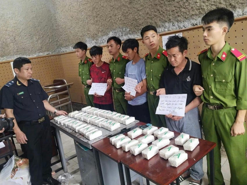 Lực lượng chức năng bắt giữ các đối tượng cùng tang vật.