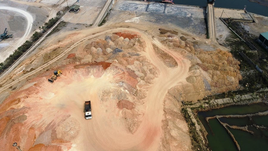 Tuy nhiên sau khi hết hạn giấy phép khai thác mà Công ty cổ phần Logistic Đông Nam Á vẫn chưa lấy hết đất đá để triển khai dự án và tạm dừng khai thác một thời gian dài, sau đó lại xin cấp giấy phép khai thác mới. Dự luận nghi vấn liệu có tình trạng Công ty Logistic Đông Nam Á lợi dụng danh nghĩa lập dự án để khai thác, tận thu, bán đất trục lợi?