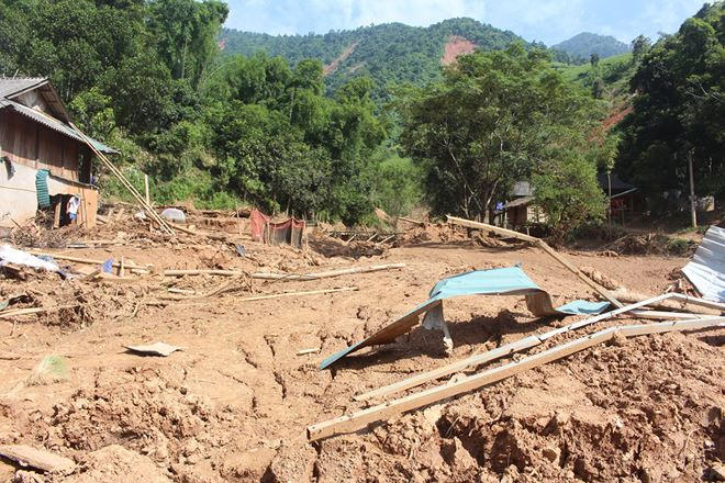 Bản Poọng đổ nát, hoang tàn sau lũ dữ.