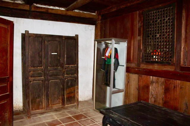 Một số đồ đạc vẫn được lưu giữ cẩn thận trong dinh thự của Vua Mèo (Ảnh: Hoàng Ngọc)