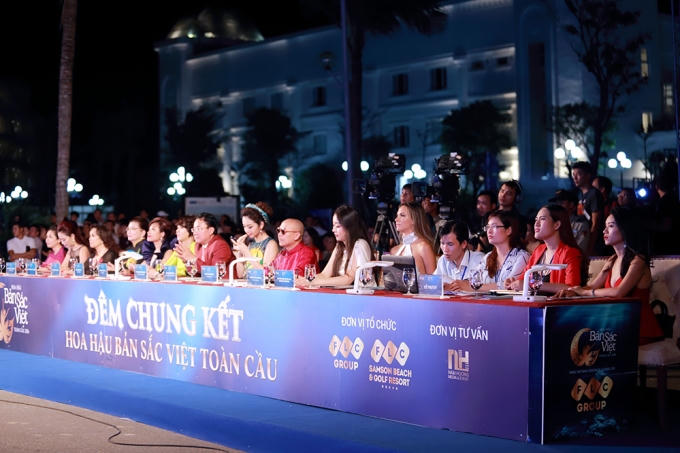 Ban Giám Khảo chung kết Hoa hậu Bản sắc Việt toàn cầu năm 2016.