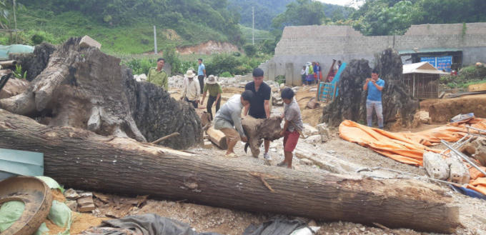 Lực lượng chức năng cùng người dân địa phương hỗ trợ dọn dẹp, san ủi ngôi nhà.