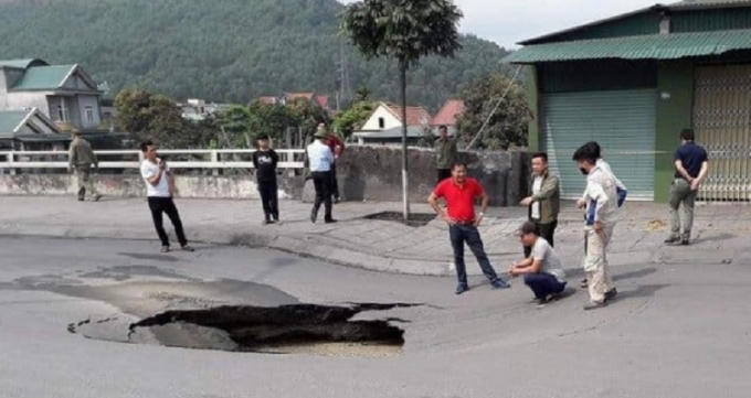 Lòng đường sụt lún gần 1 mét khiến nhiều hộ dân sinh sống hai bên phát hoảng.
