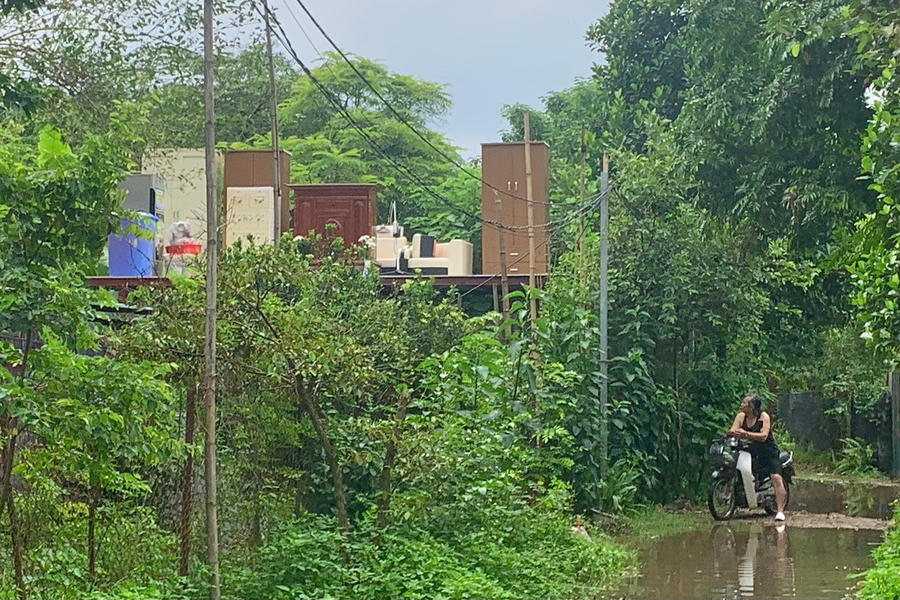 Nhiều hộ phải chuyển đồ đạc lên cao để tránh ngập úng khi nước sông Hồng dâng lên.