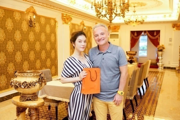 L&yacute; Nh&atilde; Kỳ khoe du thuyền triệu đ&ocirc;, dẫn nh&agrave; sản xuất Ph&aacute;p dạo s&ocirc;ng S&agrave;i G&ograve;n