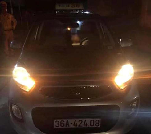 Hiện trường tài xế taxi tử vong ngay trên xe trong quá trình chở khách ra sân bay