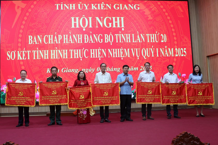 Ban Thường vụ Tỉnh ủy Kiên Giang tặng cờ thi đua cho tổ chức cơ sở Đảng.