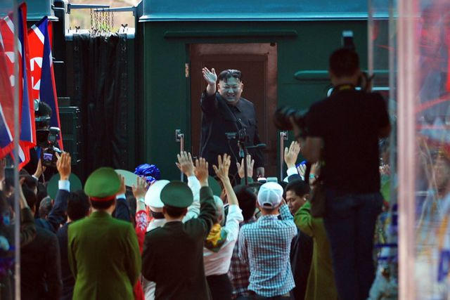 Chủ tịch Kim Jong- un l&ecirc;n t&agrave;u bọc th&eacute;p rời Việt Nam về nước