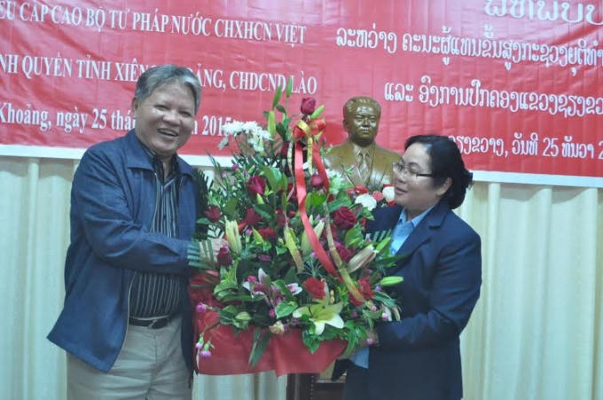 Phó Bí thư Tỉnh uỷ - Phó Tỉnh trưởng Xiêng Khoảng U Thên - Ma Sỷ Sôn Xay tặng hoa Bộ trưởng Hà Hùng Cường.