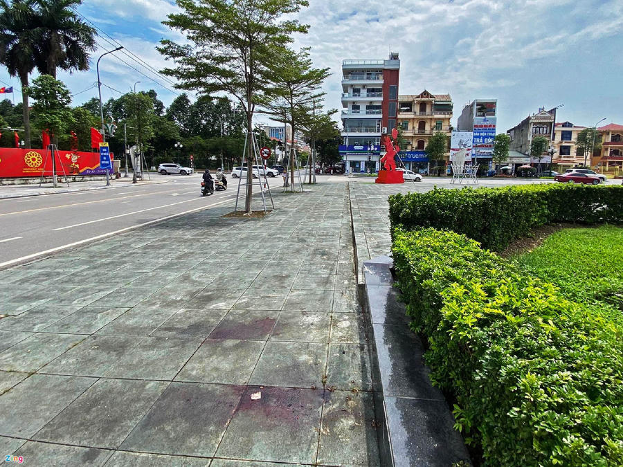 Nhiều vệt máu được ghi nhận tại nút giao Hùng Vương - Hoàng Văn Thụ (thành phố Bắc Giang). Ảnh: H.Q.