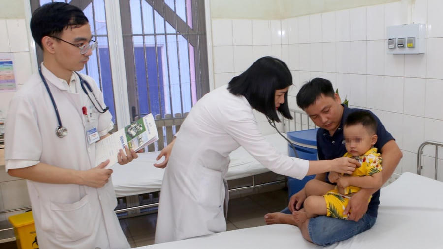 Bé M. đã tỉnh táo, đi lại và ăn uống bình thường, không để lại di chứng thần kinh rõ rệt. (Ảnh: Bệnh viện Trung ương Huế)