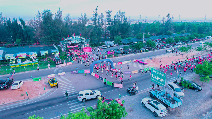 Ngay từ sớm, các vận động viên đã xuất phát từ khu du lịch Bàu Trắng U & Me (địa chỉ đường Hòa Thắng - Hòa Phú, xã Hòa Thắng, huyện Bắc Bình, Bình Thuận).