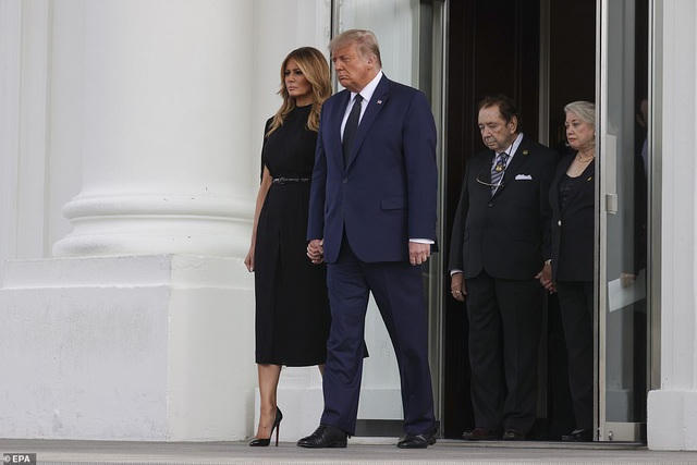Ông Trump được cho đã bỏ tiền túi chi trả chi phí của lễ tang. Theo New York Times, đây là lần đầu tiên một tổng thống Mỹ tổ chức lễ tang cho một thành viên gia đình tại Nhà Trắng trong gần 100 năm qua.