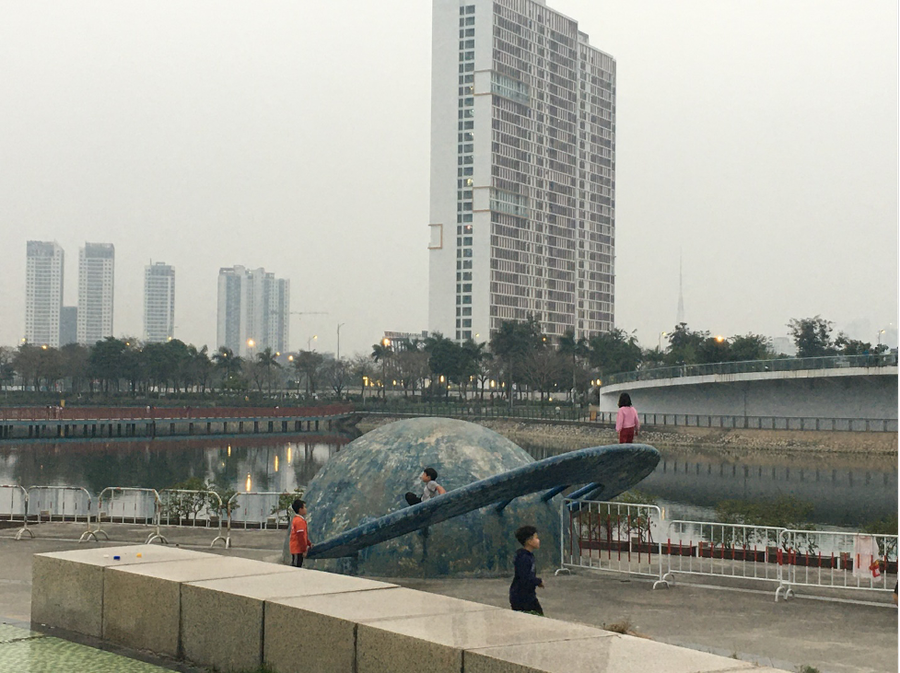 Trẻ em vui chơi tại khu vực có rào chắn nguy hiểm.