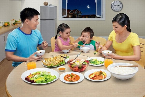 Nên cho trẻ ăn đúng giờ, đủ chất để giữ gìn sức khỏe