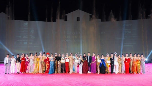 Chung kết Hoa hậu Doanh nhân Hoàn vũ Việt Nam vừa chính thức khép lại vào tối 8/3 tại Vũng Tàu với thành phần Ban giám khảo gồm: NSND Á hậu Trịnh Kim Chi – Trưởng BGK, Doanh nhân Ánh Hồng, doanh nhân Hải Yến - phó ban giám khảo, NSƯT Cát Tường, Hoa hậu Đồng Thị Thanh Tâm…