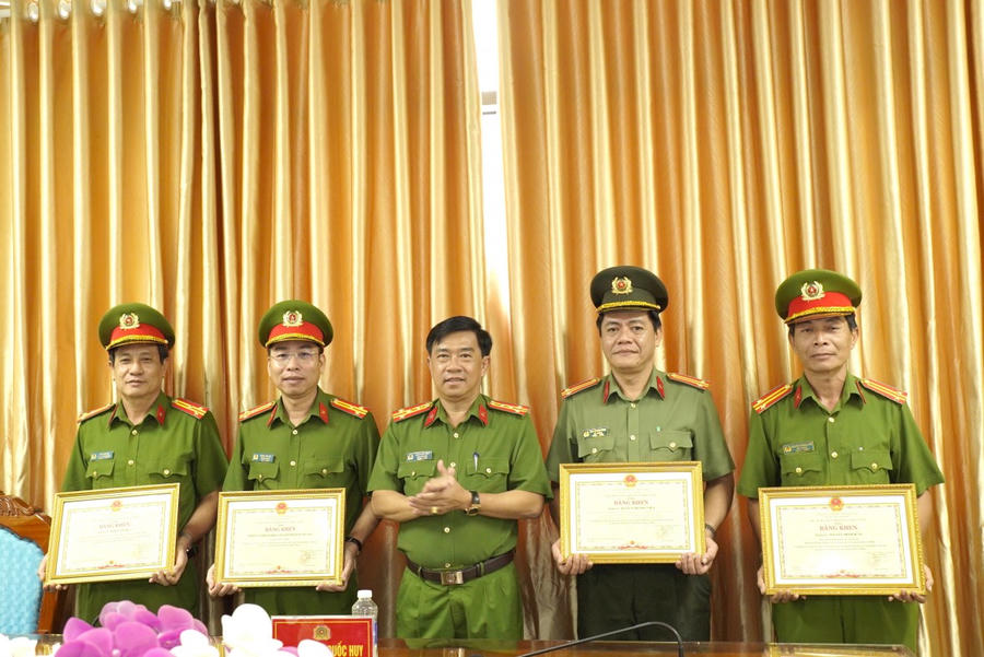 Đại tá Châu Quốc Huy – Tỉnh ủy viên, Phó Giám đốc Công an tỉnh Cà Mau, thừa ủy quyền Chủ tịch UBND tỉnh trao Bằng khen cho các tập thể, cá nhân có thành tích đột xuất trong công tác đấu tranh, triệt xóa tội phạm về ma túy.