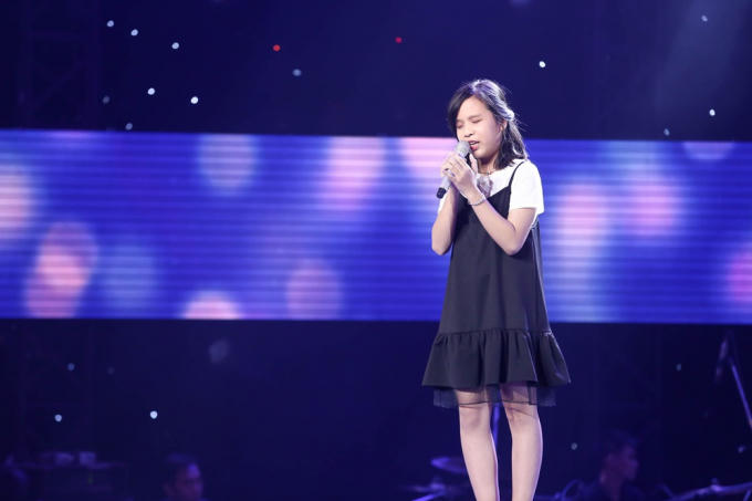 Cậu bé “búi tóc” Quốc Thái hát tiếng Anh khiến 4 HLV “lao” lên sân khấu tranh giành