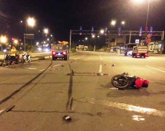 Vết thắng kéo dài hơn 20 m trên mặt đường sau vụ tai nạn