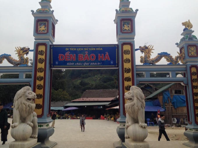 Lượng du kh&aacute;ch đến đền v&atilde;n hơn so với mọi năm.